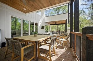 Outdoor dining - Broken Bow Cabin w/ Hot Tub & Creek Views (Broken Bow)