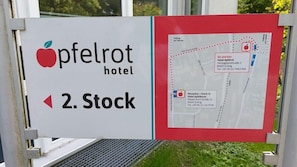 A sign for the Opfelrot hotel indicating the direction to the stock room. - Hotel Apfelrot (Erding)