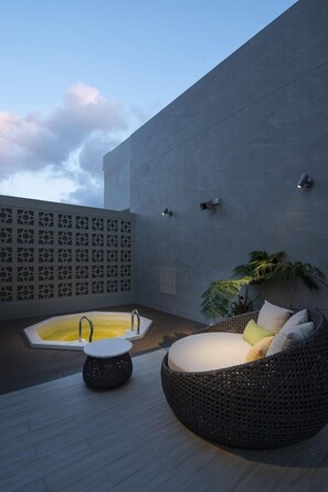 Outdoor spa tub