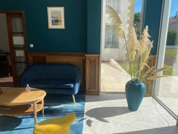 Living area - Hotel Restaurant de la Marine (Saint-Herblain)