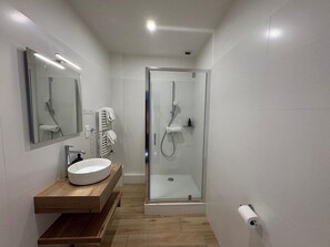 Bathroom - Hotel Restaurant de la Marine (Saint-Herblain)