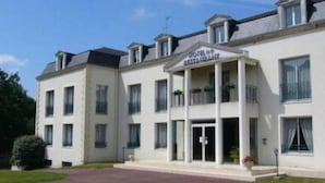 A two-story hotel with a central entrance, a covered outdoor area, and a symmetrical facade. - Hotel Restaurant de la Marine (Saint-Herblain)