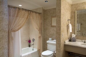 Bathroom - Saybrook Point Inn Marina & Spa (Old Saybrook)