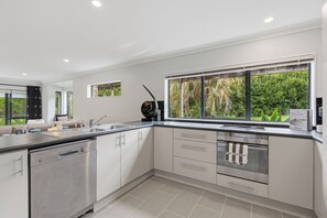 Fridge, microwave, oven, stovetop - Clay Cottage rural privacy so close to town (Waimauku)