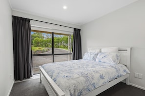 3 bedrooms, iron/ironing board, free WiFi, bed sheets - Clay Cottage rural privacy so close to town (Waimauku)