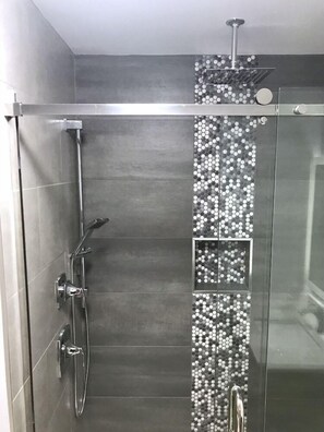 Bathroom - Howard Johnson Inn Tybee Island Savannah Ga (Tybee Island)