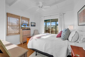 Free WiFi, bed sheets - The Ellington Beach House - Creek front in Garden City Beach (Garden City Beach)