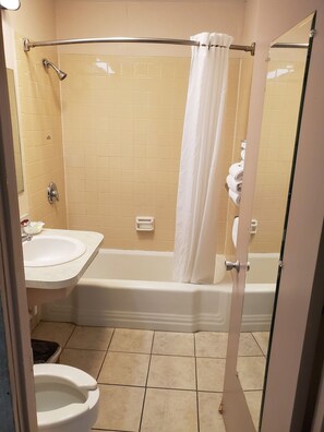 Bathroom - Knights Inn Richmond In (Richmond)