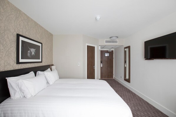 A hotel room with a large bed, a mounted TV, and a framed picture on the wall. - Spring River by Marstons Inns (Gravesend)