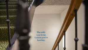 Un escalier avec un mur orné d’une citation inspirante.