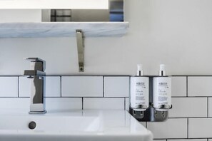 Bathroom - Found Hotel Boston Common (Boston)