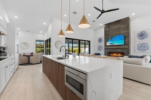 Fridge, microwave, oven, stovetop - ⚓Aqua Luxe Escape! Brand new luxury pool home!⚓ (Bradenton)