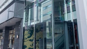 Un edificio moderno con amplios ventanales y una escalera a la vista.