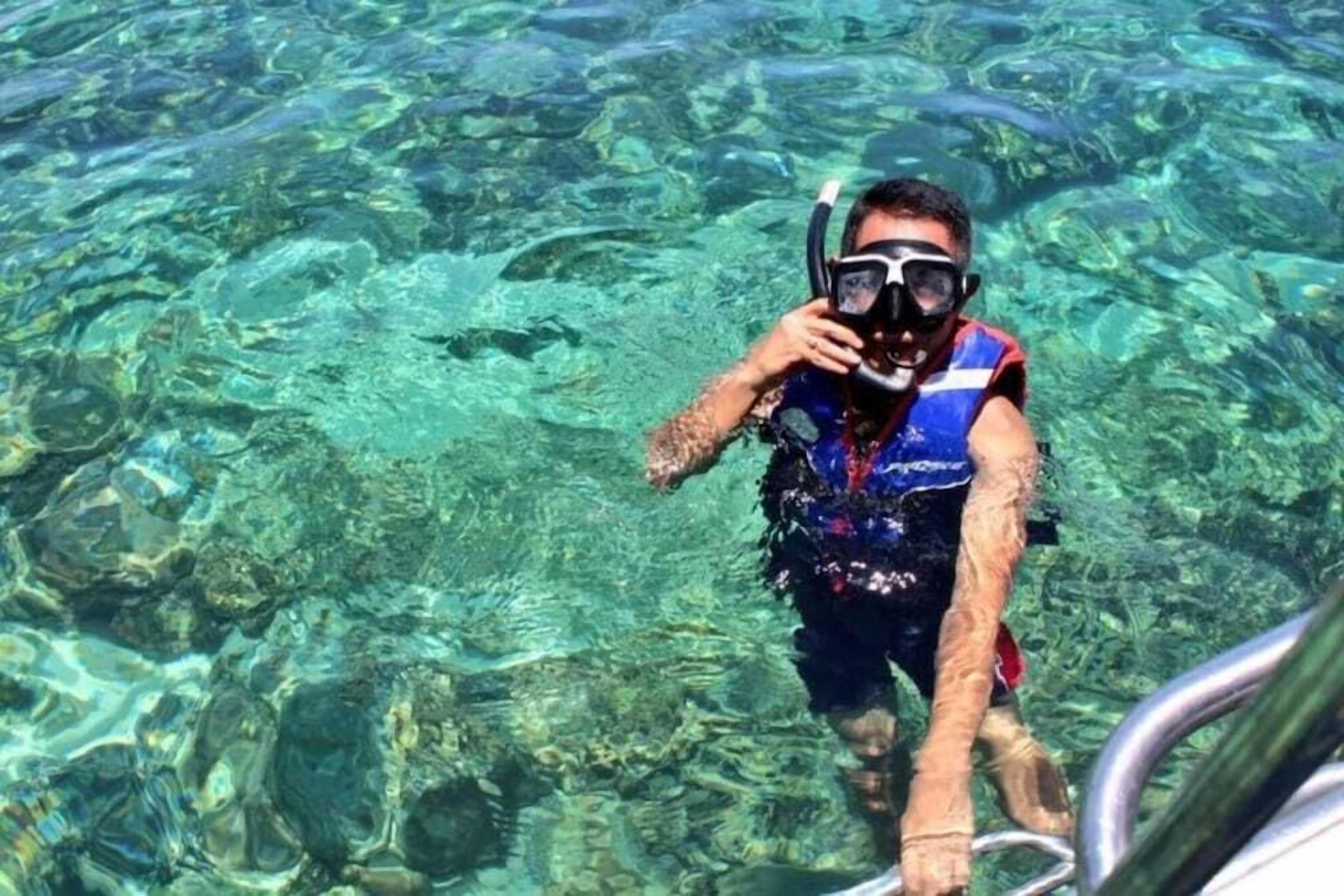 Une personne faisant de la plongée avec tuba dans une eau claire.