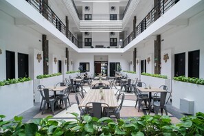 Outdoor dining - Sans Hotel Fiffa Premiere Malang (Malang)