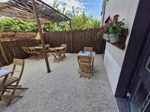 Outdoor dining - Hotel Inn Rochefort (Rochefort)