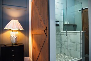 Shower, hair dryer, towels, soap - Modern Oasis in Heart of Fountain Square, 4BR/3BA (Indianapolis)