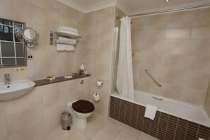 A bathroom with a sink, toilet, and bathtub. - Classic Lodges Farington Lodge (Leyland)