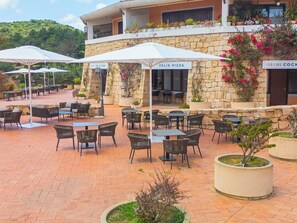 Outdoor dining - Residence Costa Serena (Palau)