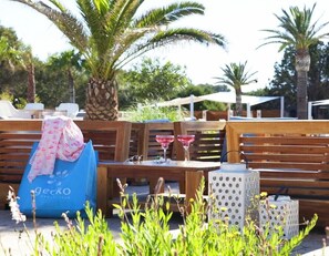 Outdoor dining - Gecko Hotel and Beach Club (Formentera)