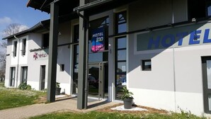 A modern hotel building with a 'HOTEL inn' sign, a 'resto novo' sign, and a visible entrance. - Hotel Inn Design Langres Resto Novo (Langres)