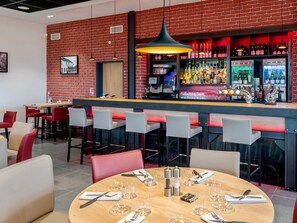 Bar (trong khuôn viên)