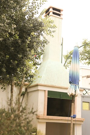 Property grounds - El Sol cottage with large courtyard (Gallipoli)