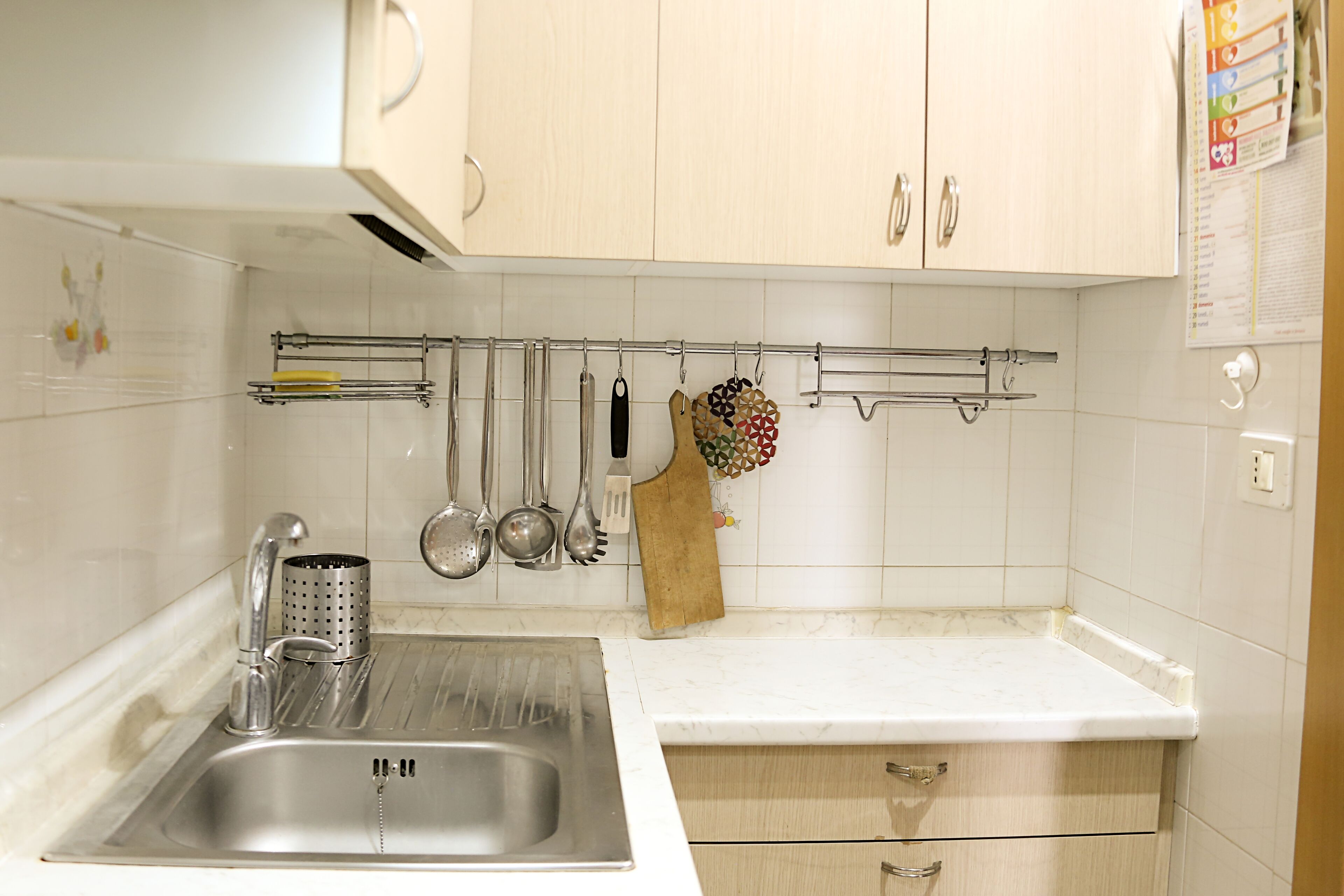 Kühlschrank, Ofen, Wasserkocher mit Kaffee-/Teezubehör