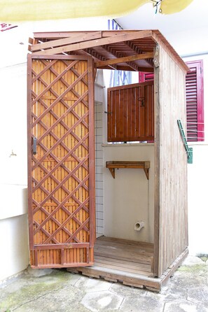 Exterior detail - El Sol cottage with large courtyard (Gallipoli)