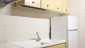 Fridge, oven, coffee/tea maker, cookware/dishes/utensils