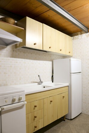 Kühlschrank, Ofen, Wasserkocher mit Kaffee-/Teezubehör