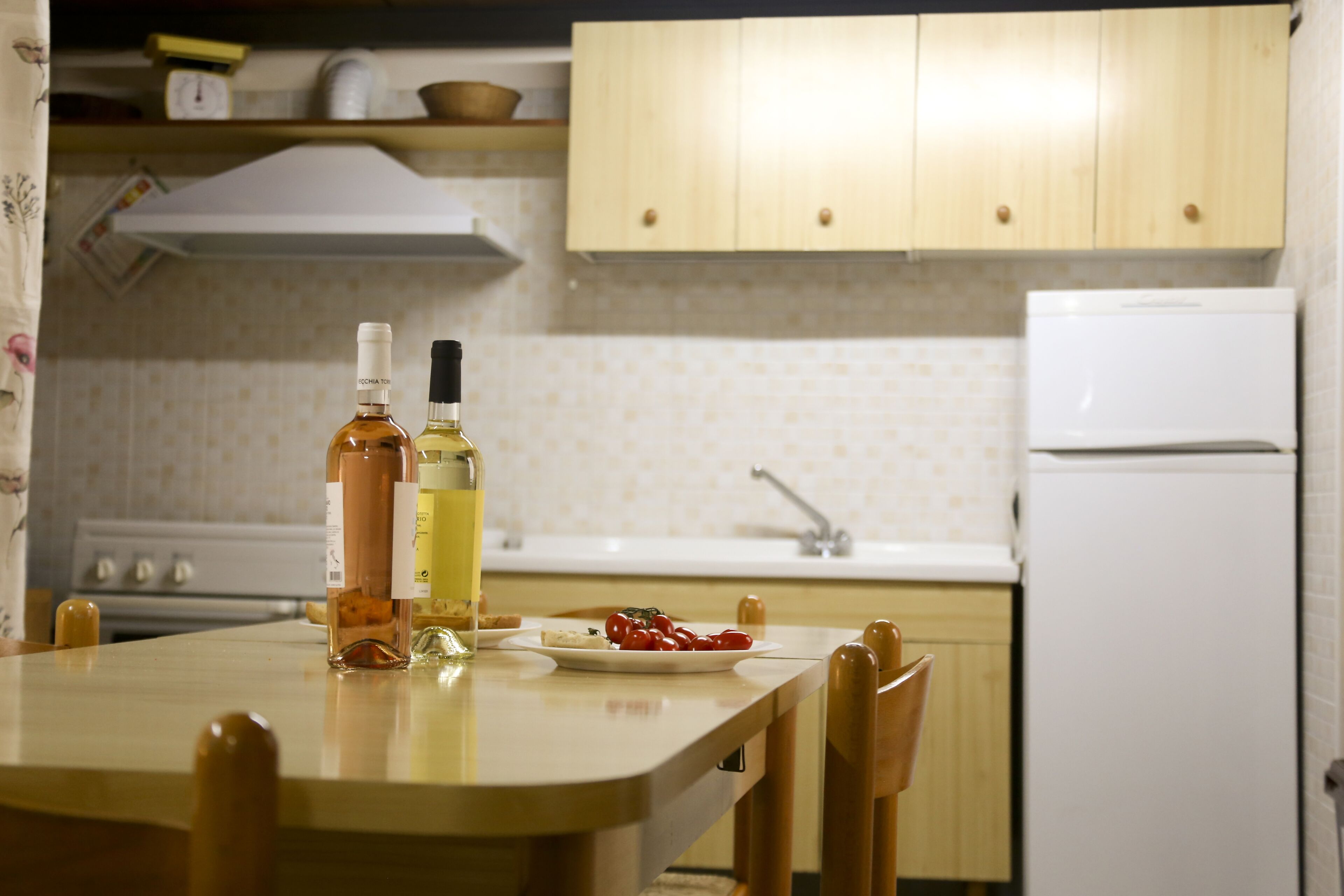 Kühlschrank, Ofen, Wasserkocher mit Kaffee-/Teezubehör