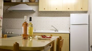 Kühlschrank, Ofen, Wasserkocher mit Kaffee-/Teezubehör