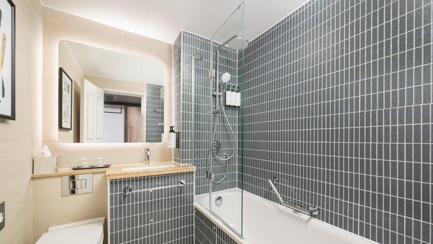 Un baño moderno con inodoro, lavabo y bañera.
