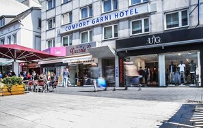 The Comfort Garni Hotel with a storefront featuring a clothing store and a café. - Comfort Garni Hotel (Bielefeld)