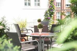 Outdoor dining - Comfort Garni Hotel (Bielefeld)