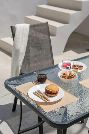 Outdoor dining - Irida Luxury Apartments (Naxos)
