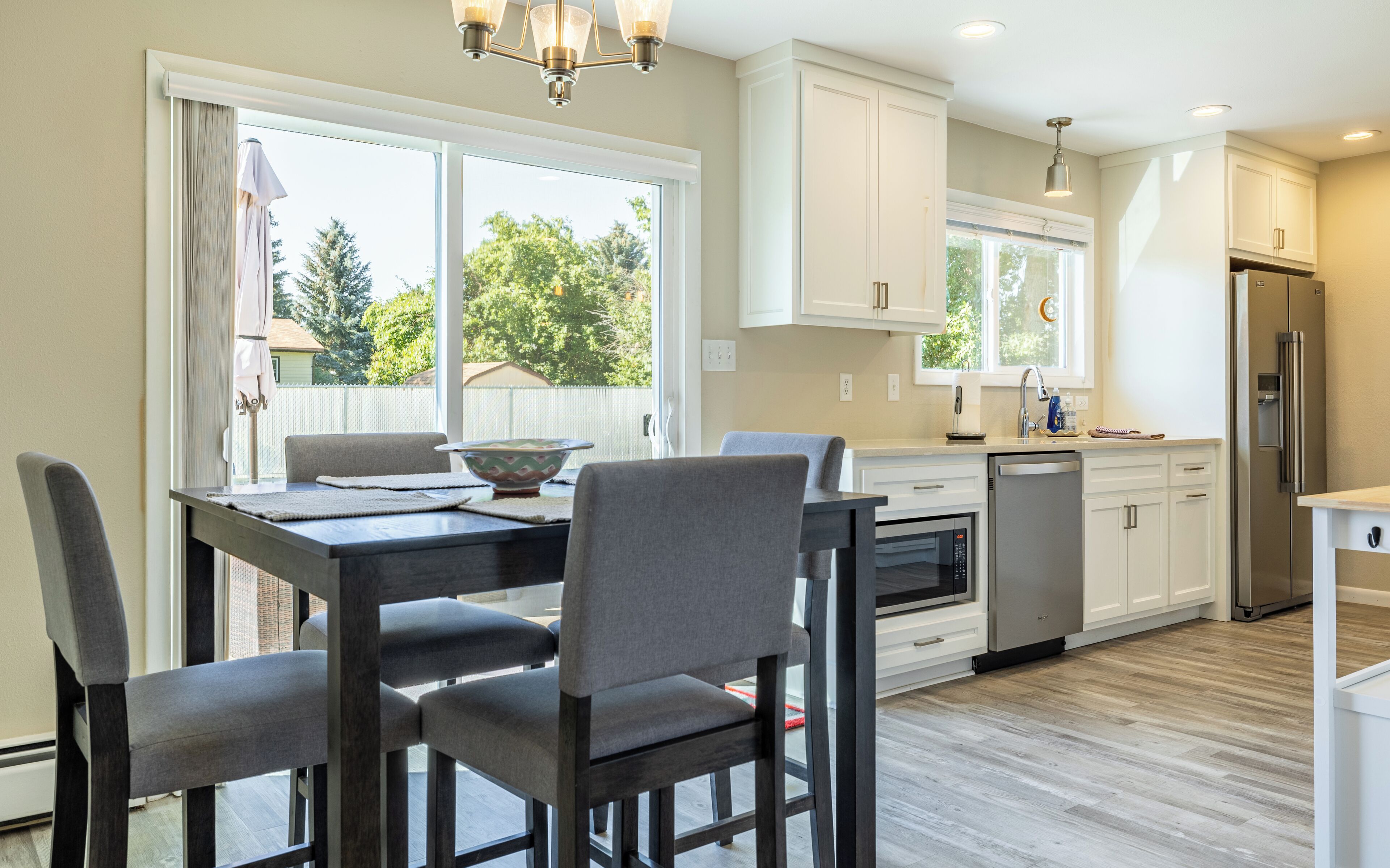 Een koelkast, een microgolfoven, een kookplaat, een vaatwasser