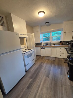 Fridge, stovetop, dishwasher, coffee/tea maker - Charming Cottage on Salsbury- your long stay home within walking distance of downtown Cody. (Cody)