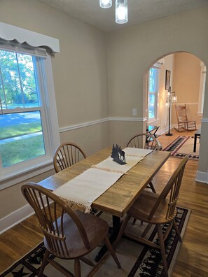 Dining - Charming Cottage on Salsbury- your long stay home within walking distance of downtown Cody. (Cody)