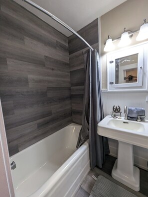 Towels - Charming Cottage on Salsbury- your long stay home within walking distance of downtown Cody. (Cody)