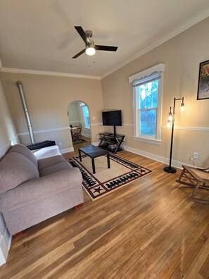 Smart TV - Charming Cottage on Salsbury- your long stay home within walking distance of downtown Cody. (Cody)
