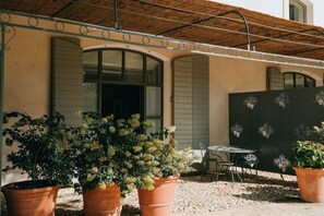 Outdoor dining - Chateau de Fonscolombe (Le Puy-Sainte-Reparade)