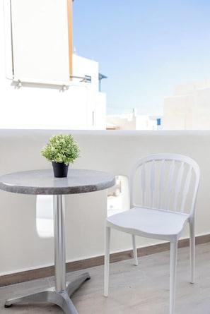 Outdoor dining - Katerina Roza Studios (Naxos)