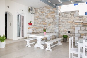 Outdoor dining - Katerina Roza Studios (Naxos)