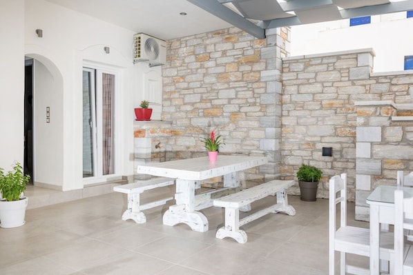 Outdoor dining - Katerina Roza Studios (Naxos)