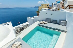 Outdoor dining - Diamond Luxury Suites (Santorini)