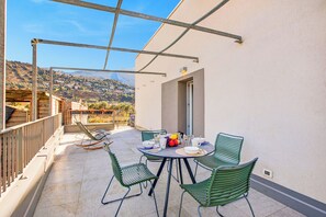 Outdoor dining - Villa Al Fiume - La Terrazza Dei Sogni, Torbole sul Garda, Italy (Torbole sul Garda)