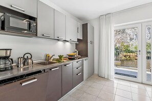Fridge, microwave, stovetop, dishwasher - Villa Al Fiume - La Quiete B, Torbole sul Garda, Italy (Torbole sul Garda)
