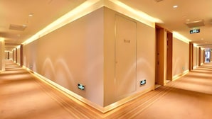 A hotel corridor with a modern design, featuring a central wall with a door labeled "Entrance." - JI Hotel Hangzhou Qianjiang Xincheng (Hangzhou)